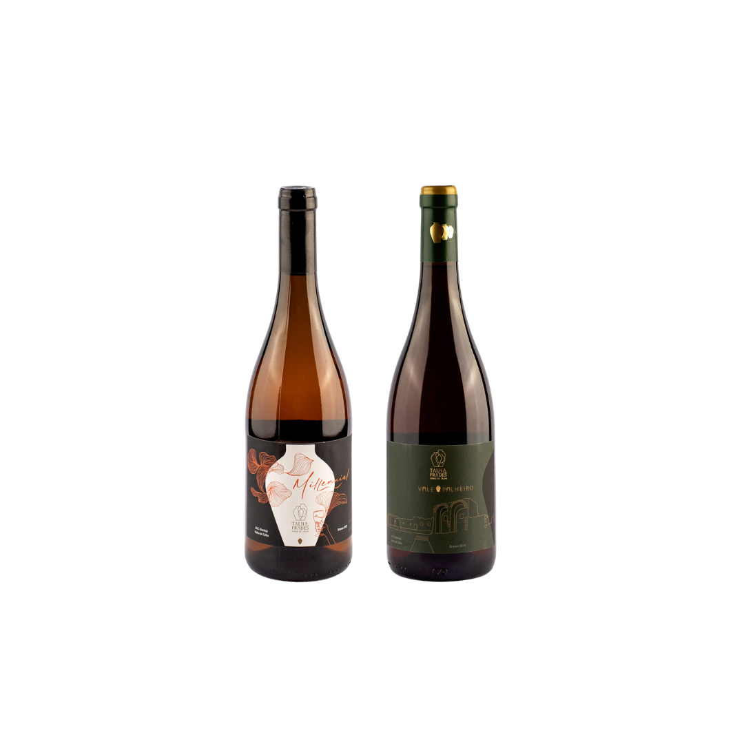 Duas garrafas de vinho com rótulos diferentes em fundo branco. A garrafa da esquerda possui rótulo com design floral e texto em vermelho, enquanto a garrafa da direita tem rótulo verde escuro com detalhes dourados.