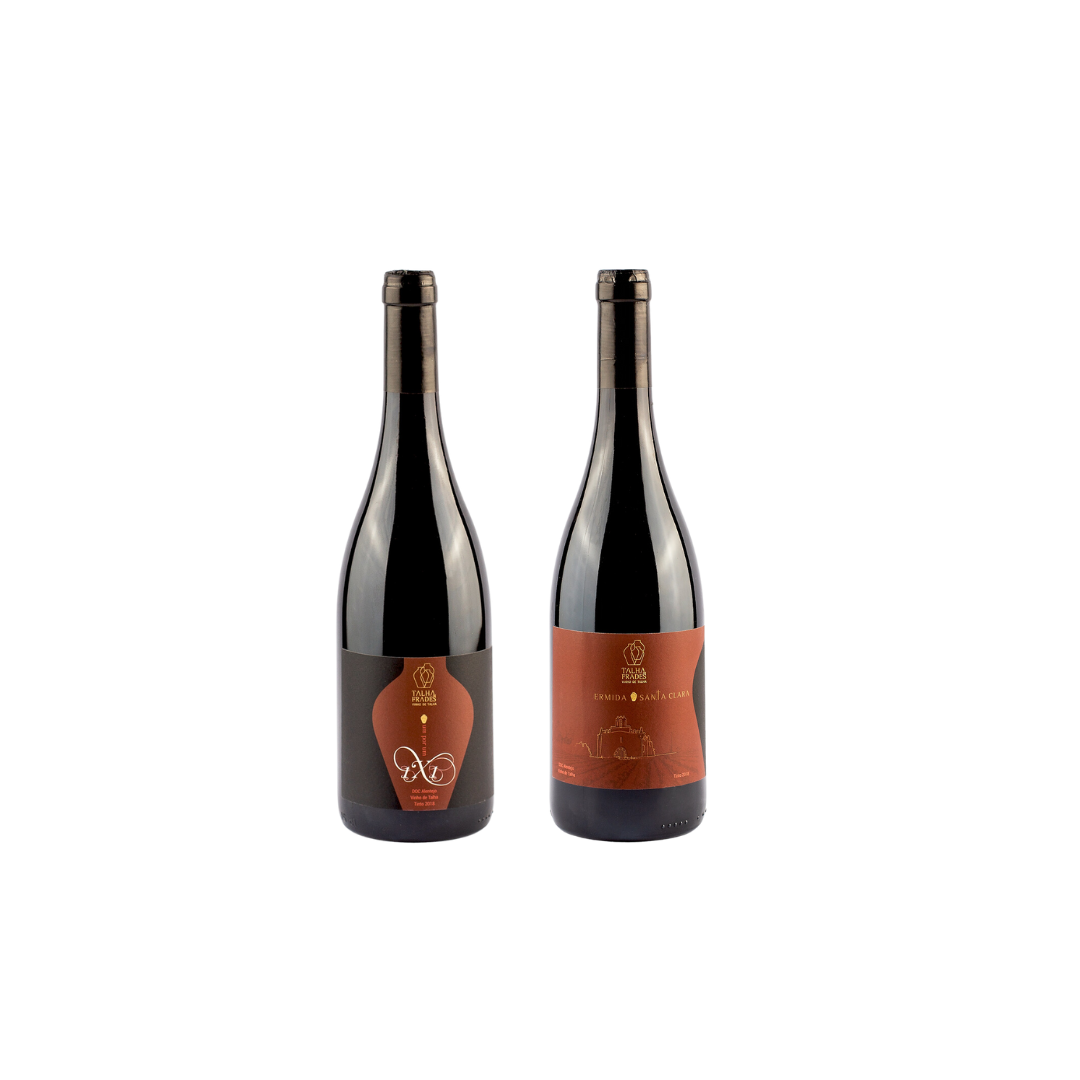 Duas garrafas de vinho com rótulos marrons e logotipo na parte superior; uma à esquerda e outra à direita.