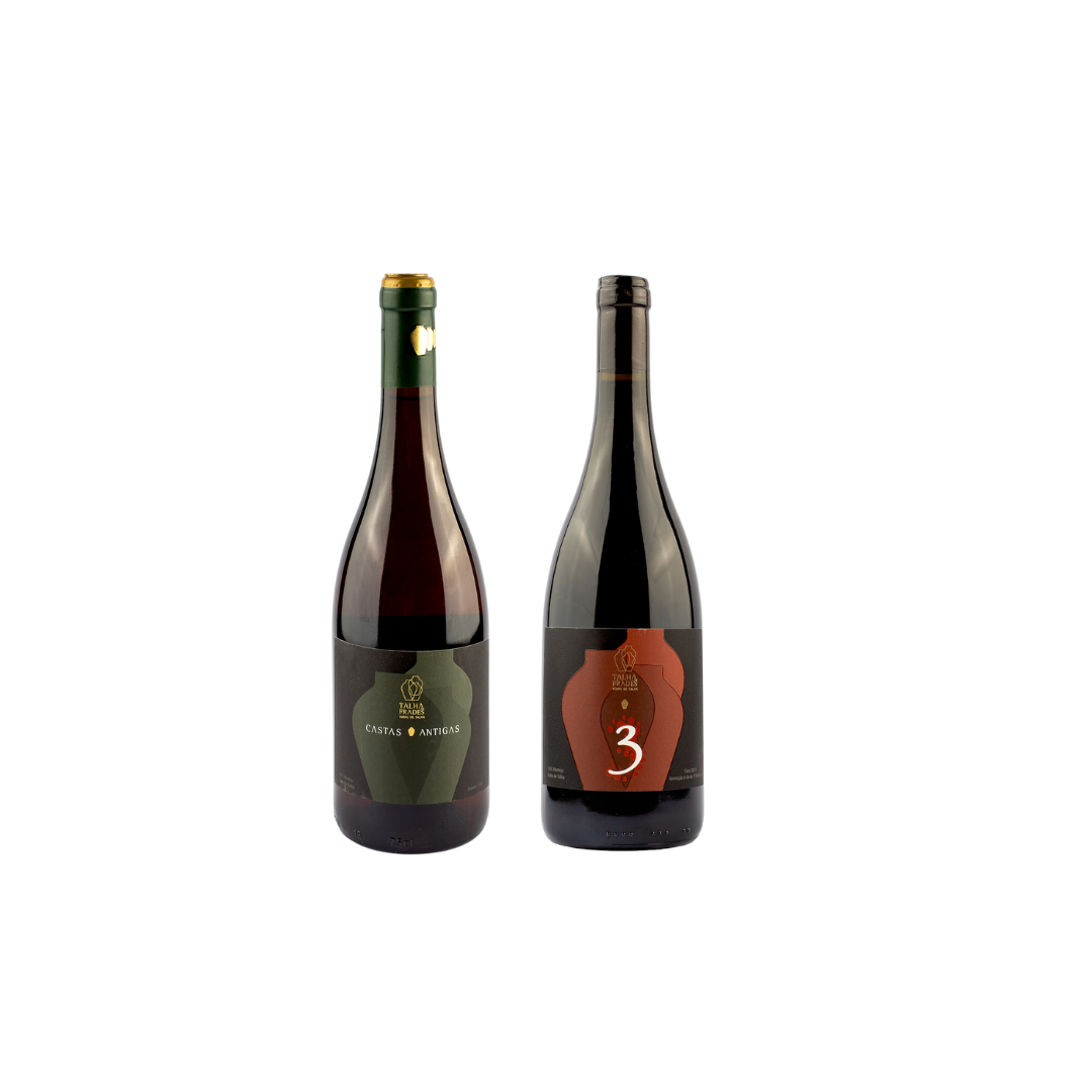 Duas garrafas de vinho com rótulos coloridos, uma com número 3 e outra com o texto "Castas Antigas".